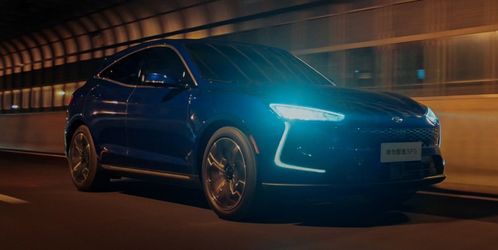 華為首款汽車正式開售，起步價22萬引熱議，自動駕駛未搭載引網(wǎng)友遺憾